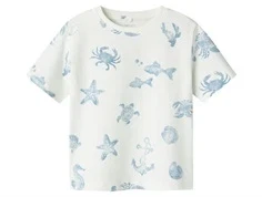 Hvid t-shirt fra Name It med print af blå havelementer 13241249 cloud dancer